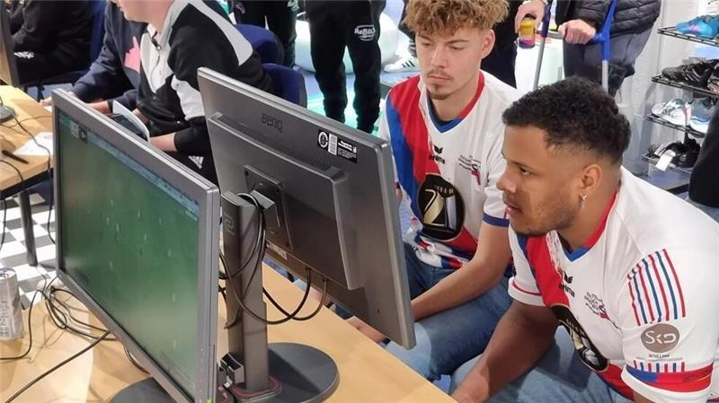 Immenbeck und A/O beim Gipfeltreffen der digitalen Fußballkunst Jose Vinicius Santos de Oliveira (rechts) hat sich mit einem Team des TSV Eintracht Immenbeck für die Endrunde qualifiziert.