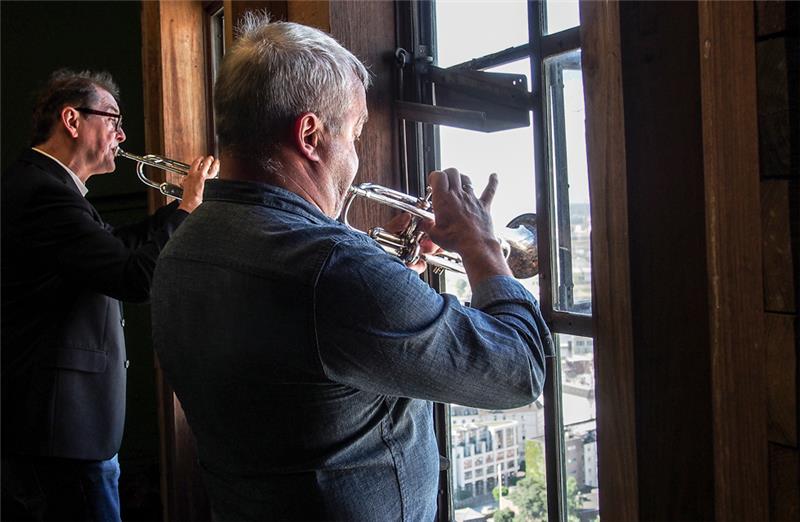 Josef Thöne (links) und Horst Huhn spielen gemeinsam einen Choral. Foto: Peter Vette