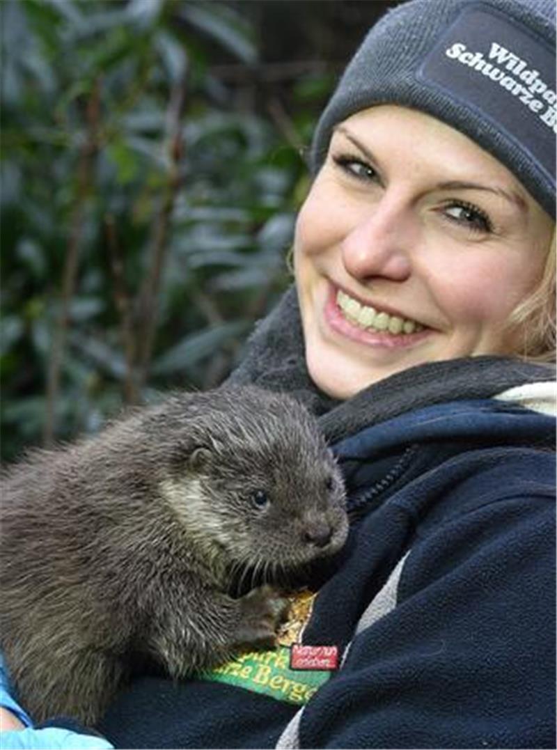 Putziger Fischotternachwuchs im Wildpark Schwarze Berge sucht Namen Josefine Hartung ist entzückt vom Fischotternachwuchs.
