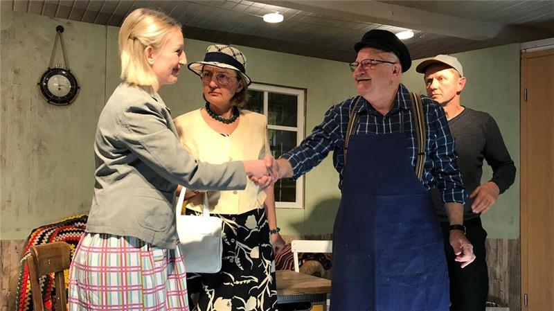 Josefine Heinbockel als Tischlermeisterin Meinert, Heike von der Geest als Tante Adele, Siegfried von der Heide und Stefan Raap als Tischlerlehrling (von links).