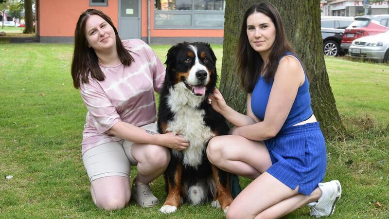 Josephine Schröder (links) behandelt Nancy Neumanns Hund Carlo seit 2022. Die Bremerhavenerin Schröder möchte Gesundheit für Hunde zugänglicher machen.