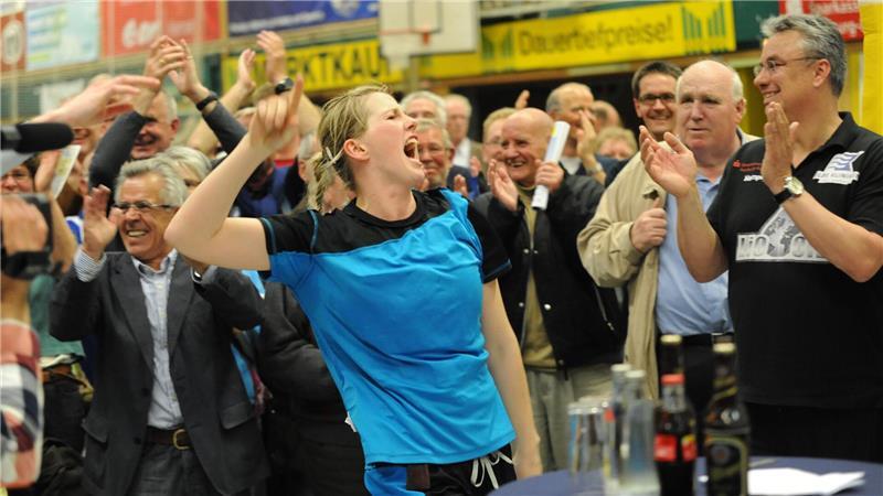 Josephine Techert schreit ihr Glück über den Finaleinzug heraus.