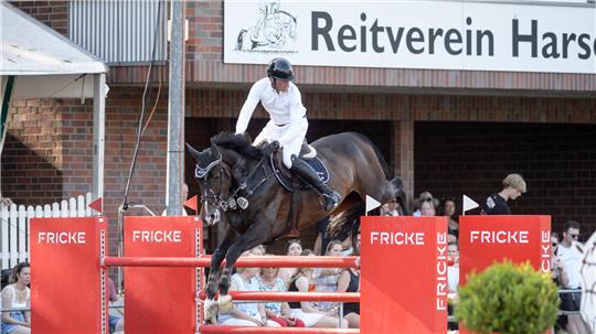 Josh Löhden konnte mit „Chacco di Monti“ ein S-Springen in Bargstedt gewinnen.
