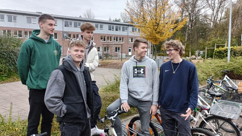 Wie fünf Schüler Stade mit einem Meldesystem radfreundlicher machen wollen Joshua Boroske (von links), Maurits Nagel, Daniel Kast, Simon Schaat und Marlon Bardoux haben ein Projekt auf die Beine gestellt: Es geht darum, schnell und unkompliziert Schäden auf Radwegen zu melden.