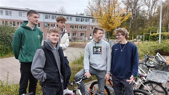Joshua Boroske (von links), Maurits Nagel, Daniel Kast, Simon Schaat und Marlon Bardoux haben ein Projekt auf die Beine gestellt: Es geht darum, schnell und unkompliziert Schäden auf Radwegen zu melden.