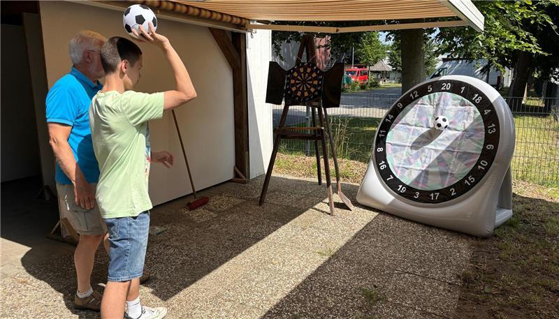 Joshua Griesbach testet das neue Fußball-Dart.