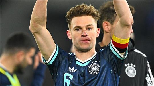 Joshua Kimmich feiert mit einer Verletzung an der Lippe den Sieg in der Schweiz. 