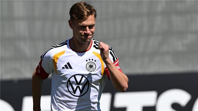 Kimmichs deutliche Kapitänsansage im Neuer-Hype der Fans Joshua Kimmich geht als Kapitän immer voran, auch auf dem Trainingsplatz.