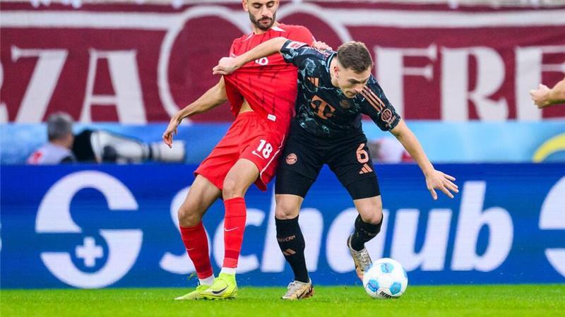 Joshua Kimmich, hier bedrängt von Freiburgs Eren Dinkci, war mit dem Bayern-Auftritt zufrieden.