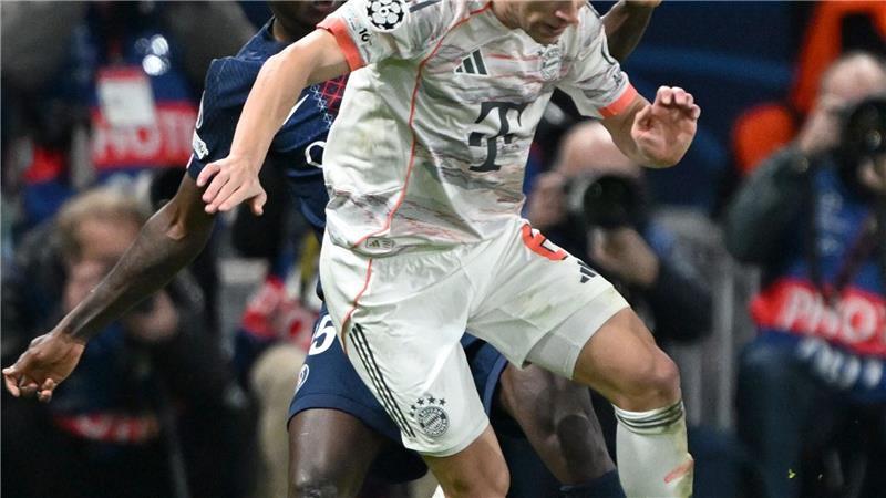 Joshua Kimmich in seinem 100. Champions-League-Spiel in Aktion gegen Nuno Mendes .