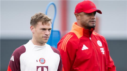 Joshua Kimmich (l) und Trainer Vincent Kompany von München stehen zusammen.