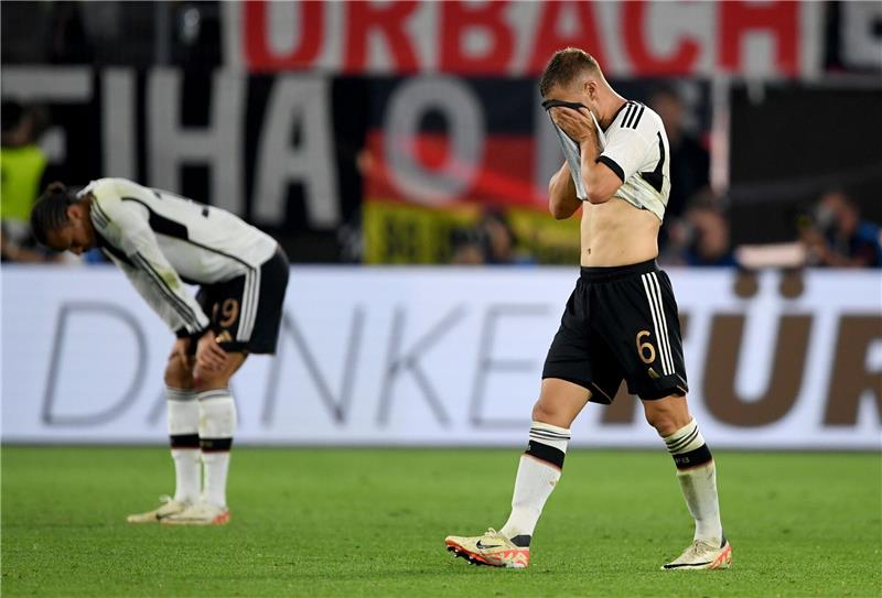 Nach DFB-Blamage: Kimmich und Müller zweifeln an Qualität Joshua Kimmich (r) geht nach dem Spiel über Platz.