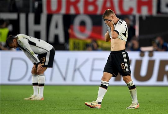 Joshua Kimmich (r) geht nach dem Spiel über Platz.