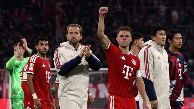 Kranker Kompany, kerngesunde Bayern: Díaz feiert Torshow Joshua Kimmich reckt die Faust nach oben und freut sich über den Bayern-Auftritt.