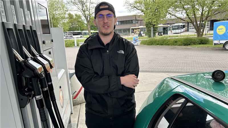 Frust an der Zapfsäule: Das halten Menschen in Buxtehude vom Tankrabatt Joshua Simon betankt seinen 32 Jahre alten Polo.