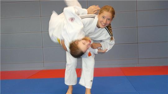 Josie Schmidt-Petersen ringt ihre Freundin Julia Schramm auf die Matte.
