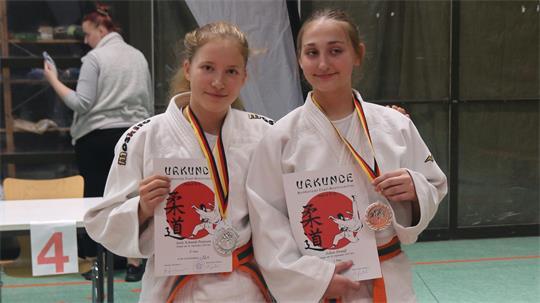 Josie Schmidt-Petersen vom VfL Stade (links) und Jolien Strauß vom TuS Harsefeld überzeugen bei den Norddeutschen Meisterschaften mit Silber und Bronze.