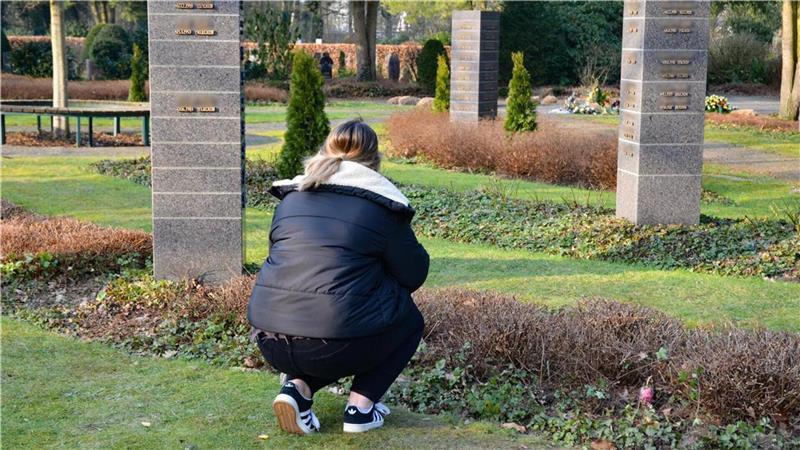 Die Trauernde Josie am Grab ihres Opas auf dem Friedhofs. 