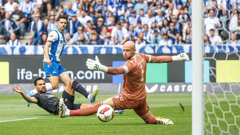 Josip Brekalo erzielt die frühe Führung für Hertha BSC. 