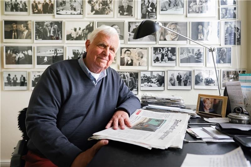 Journalist Heiner Bremer in seiner Wohnung in Hamburg. Der studierte Jurist arbeitete 19 Jahre für die Zeitschrift „Stern“. Er moderierte und entwickelte die Nachrichtensendung „RTL Nachtjournal“. Foto: Perrey/dpa