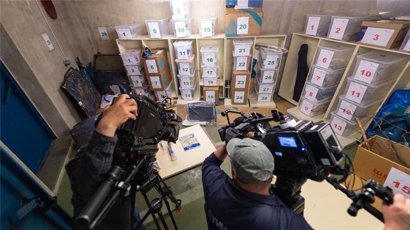 Anonymer Hinweis: Das sagt die Polizei über Spuren zum Göhrde-Mörder Journalisten filmen Fund- und Beweisstücke zum Göhrde-Mörder in der Asservatenkammer der Polizei.