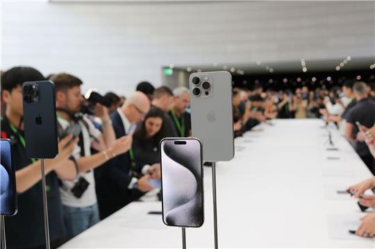 Journalisten umlagern auf dem Apple-Event das neue iPhone 15 Pro im Steve-Jobs-Theater auf dem Firmencampus in Cupertino.