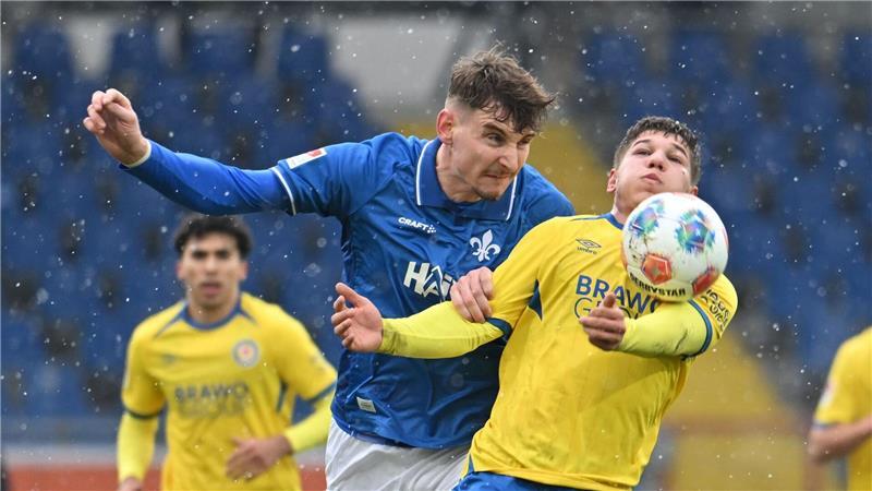 Jovan Mijatovic (r, Eintracht Braunschweig) und Malej Maglica (Darmstadt 98) kämpfen um den Ball.