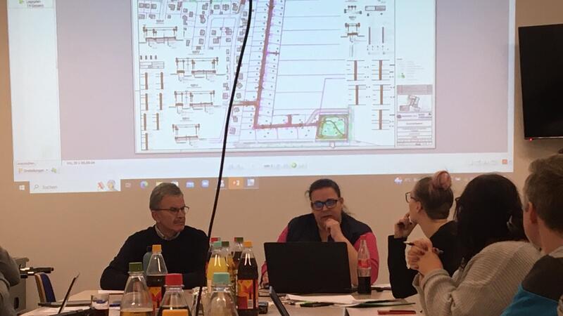 Jovana Galla (Mitte) informiert in der Sitzung über die Erschließung des zweiten Bauabschnittes „An der Blide“.