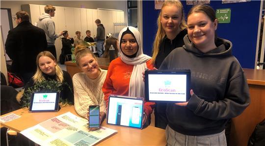 Joyce Gerdts, Maylin Hagenah, Buseina Ahmad, Marie Brandt und Emily Zietvnov (von links) haben eine App entwickelt, mit der es leichter wird, nachhaltig einzukaufen.
