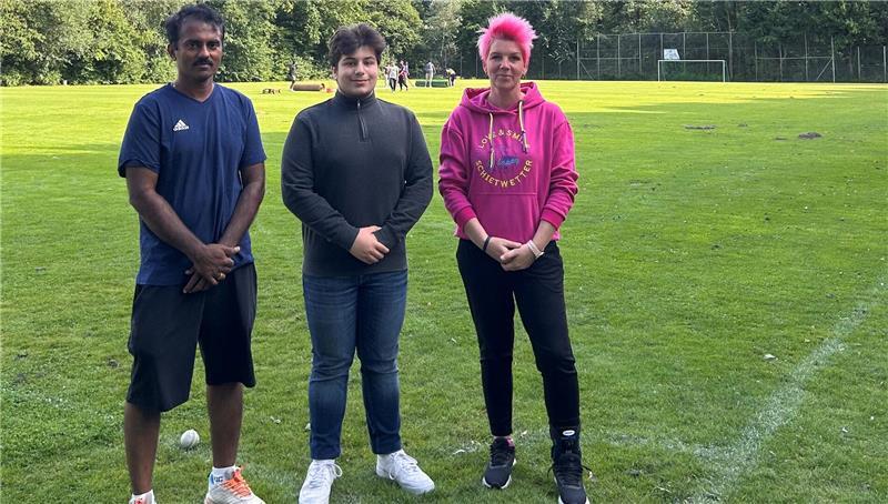 Joyson Rexray (Cricket-Gruppe), Ermiya Ciger (SPD Neuenfelde) und Yvonne Petrich (Moorburger TSV) wollen den maroden Zustand des Rasenplatzes nicht mehr länger hinnehmen.