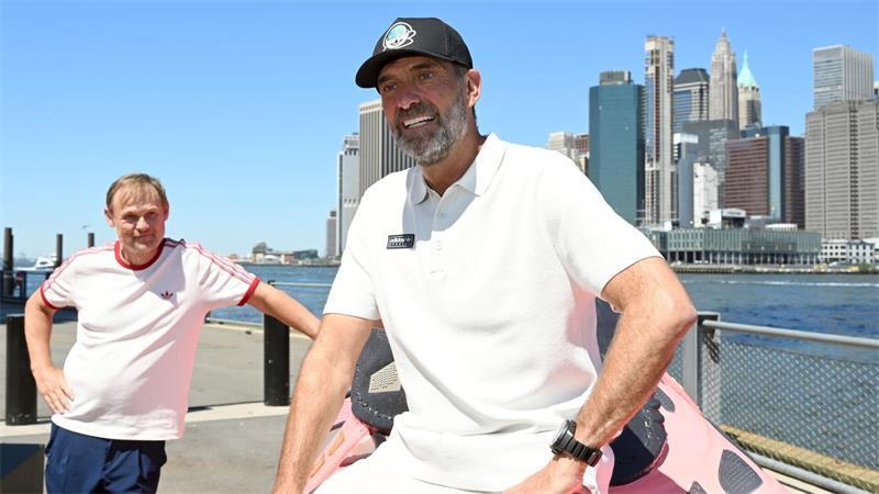 Was für Klopp als Bundestrainer spricht und was dagegen Jprgen Klopp in New York bei einem Werbetermin während der WM mit Adidas-Chef Björn Gulden (l). (Archibild)