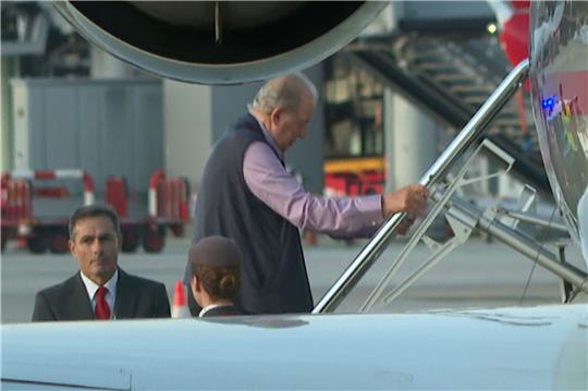 Juan Carlos (M), Altkönig von Spanien, am Internationalen Flughafen Vigo-Peinador.