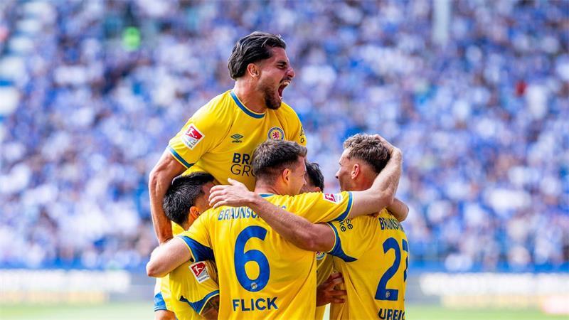Jubel-Pulk bei Eintracht Braunschweig. In Magdeburg gab es den ganz oft.