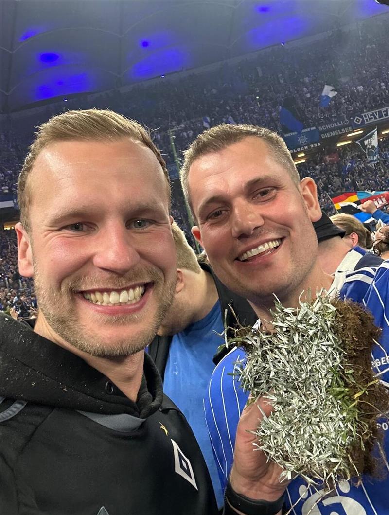 Jubel-Selfie: Andre (links) und Kim posieren mit einem Stück Volkspark-Rasen bei der Aufstiegsparty nach Abpfiff.