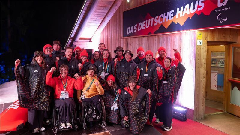 Jubel am Deutschen Haus in Cortina: Das Alpin-Team.
