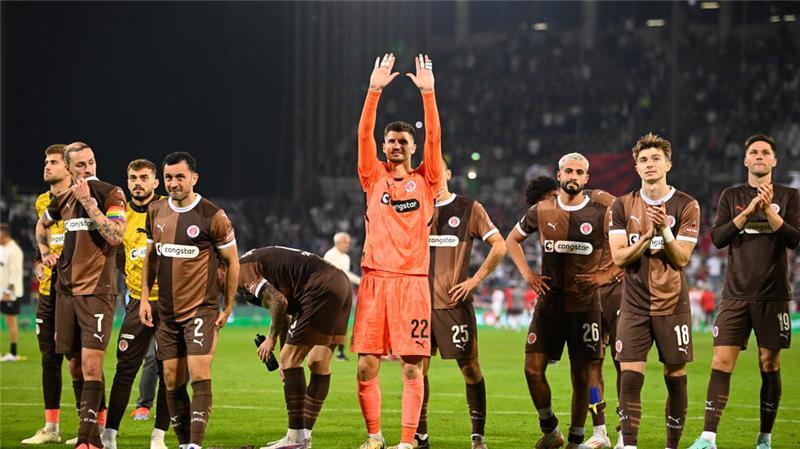 „Sind gelandet“: St. Pauli in Bundesliga angekommen Sankt Paulis Torhüter Nikola Vasilj (M) reckt nach dem 0:0 gegen Leipzig die Hände in Richtung der Fans nach oben.