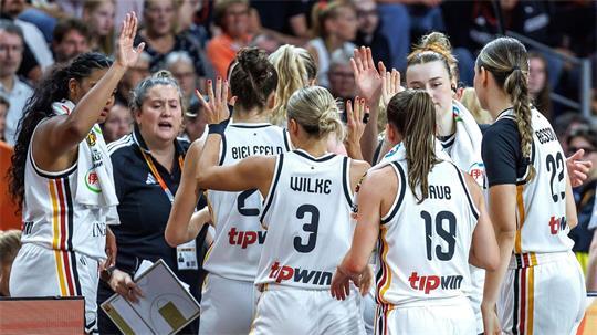 Jubel bei Deutschlands Basketballerinnen nach dem ersten Sieg.