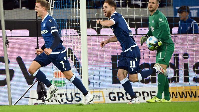 Wieder Tor-Spektakel: Karlsruhe nur 3:3 gegen Darmstadt Jubel bei den Karlsruher Spielern nach dem 1:0.