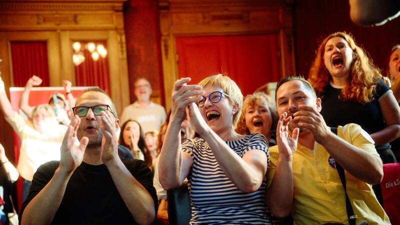 Jubel bei den Olympia-Gegnern: Die Linken-Fraktionsvorsitzende Heike Sudmann freut sich über ihren Erfolg beim Referendum.