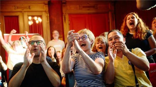 Jubel bei den Olympia-Gegnern: Die Linken-Fraktionsvorsitzende Heike Sudmann freut sich über ihren Erfolg beim Referendum.