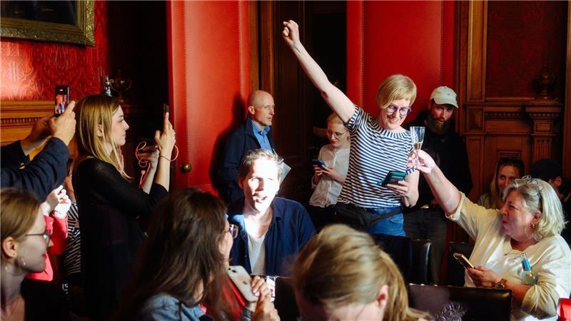 Nach Nein zu Olympia - Politische Aufarbeitung startet Jubel bei den Olympia-Gegnern um die Linken-Fraktionsvorsitzende Heike Sudmann (M).