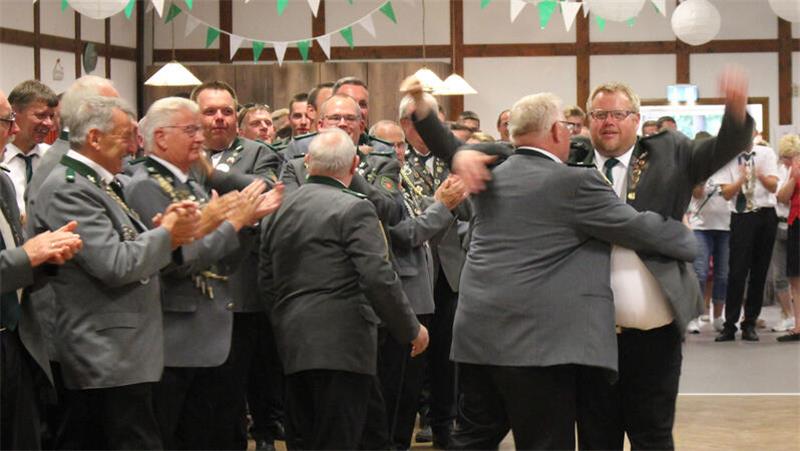 Rechte Parolen: Kutenholzer Schützen feiern ohne Partysong „L’amour toujours“ Jubel bei der Königsproklamation im vergangenen Jahr.
