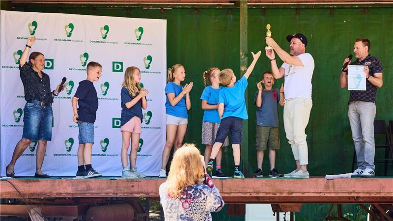 Promi-Besuch in Balje: Grundschule jubelt über bundesweit ersten Platz Jubel bei der Preisverleihung durch Schirmherr Ben Blümel. Piet reckt sich nach dem Pokal.