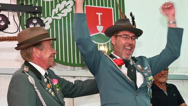 Jubel bei der Proklamation: Schützenkönig Helmut Holl freut sich mit seinem Adjutanten Malte Petersen über seinen Sieg.