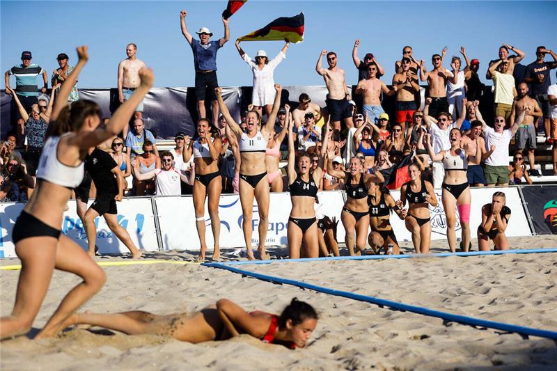 Jubel bei der deutschen Beachhandball-Nationalmannschaft über den Finaleinzu im Shootout gegen Spanien. Foto: Jörg Gettwardt