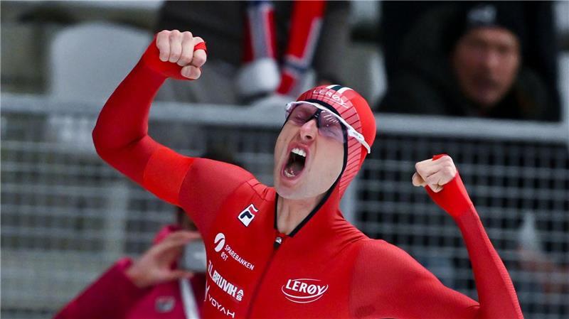 Jubel beim Eisschnelllauf-Weltcup in Inzell: Sander Eitrem aus Norwegen  jubelt über den Sieg und seinen neuen Weltrekord über 5000 Meter der Herren. 