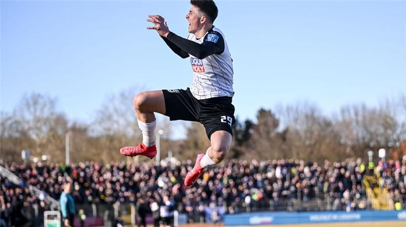 Jubel beim Fußball in Ulm: Semir Telalovic beim Spiel SSV Ulm gegen Jahn Regensburg.