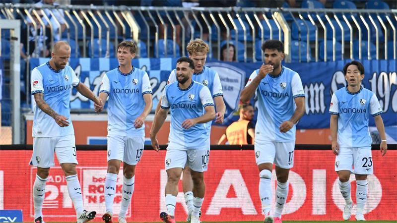 Jubel beim VfL Bochum: Dank Routinier Philipp Hofmann gibt es den ersten Saisonsieg.