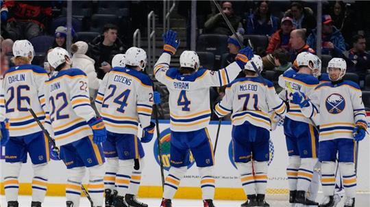 Jubel beim ersten Sieg nach zuvor 13 Niederlagen: Die Buffalo Sabres um JJ Peterka.