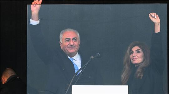 Jubel gab es für Reza Pahlavi, den Sohn des gestürzten iranischen Schahs Mohammad Reza Pahlavi, der zusammen mit seiner Frau Yasmine bei der Groß-Demonstration auf der Theresienwiese in München auftrat.